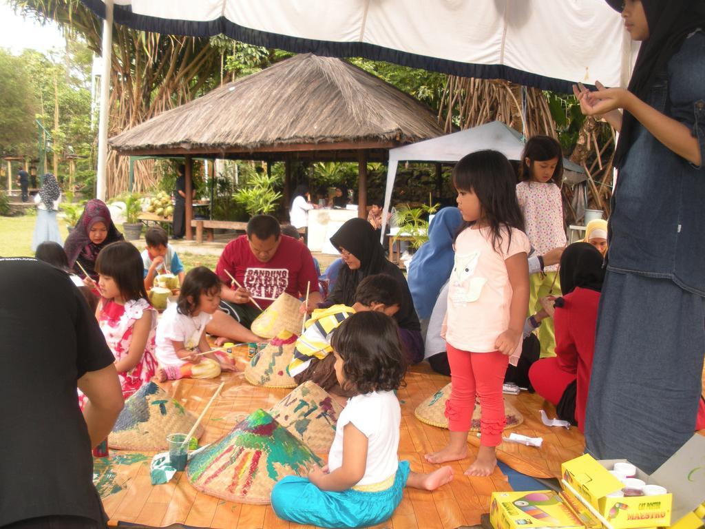 Kampung Sumber Alam Garut Hotel Buitenkant foto
